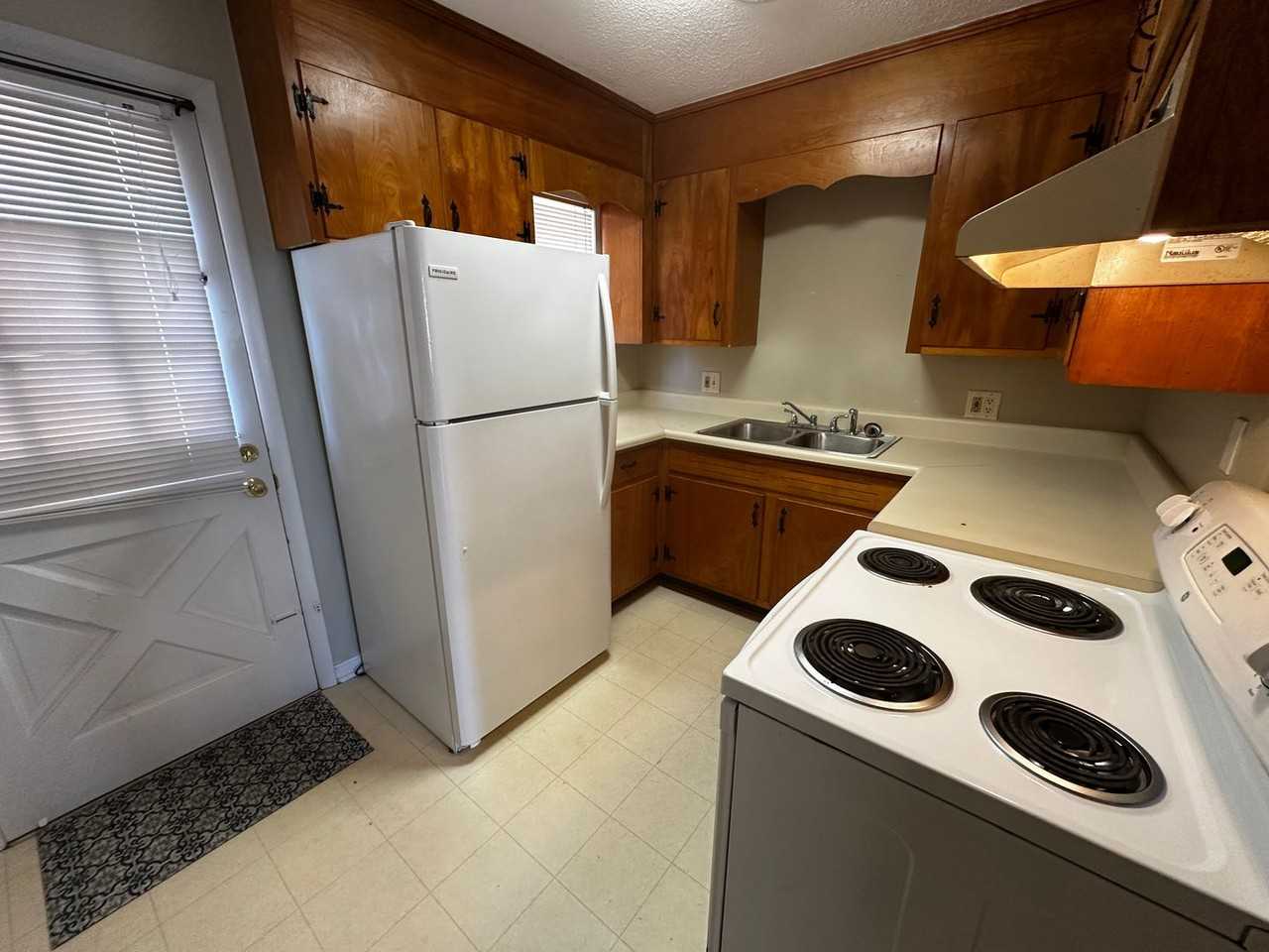 202 Randolph St - Photo 4 of 10