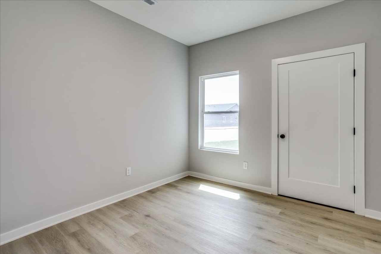 221 N Gowen St - Photo 3 of 31