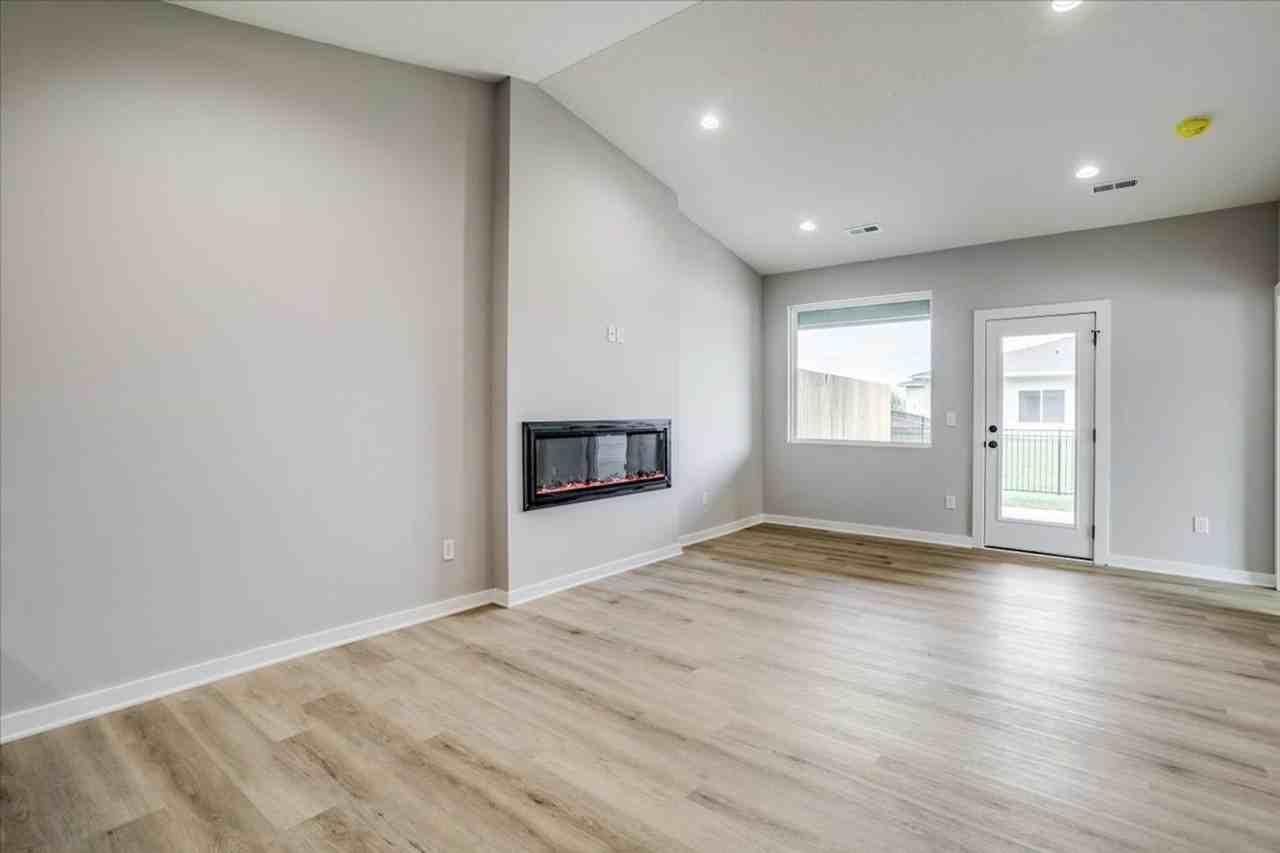 221 N Gowen St - Photo 4 of 31