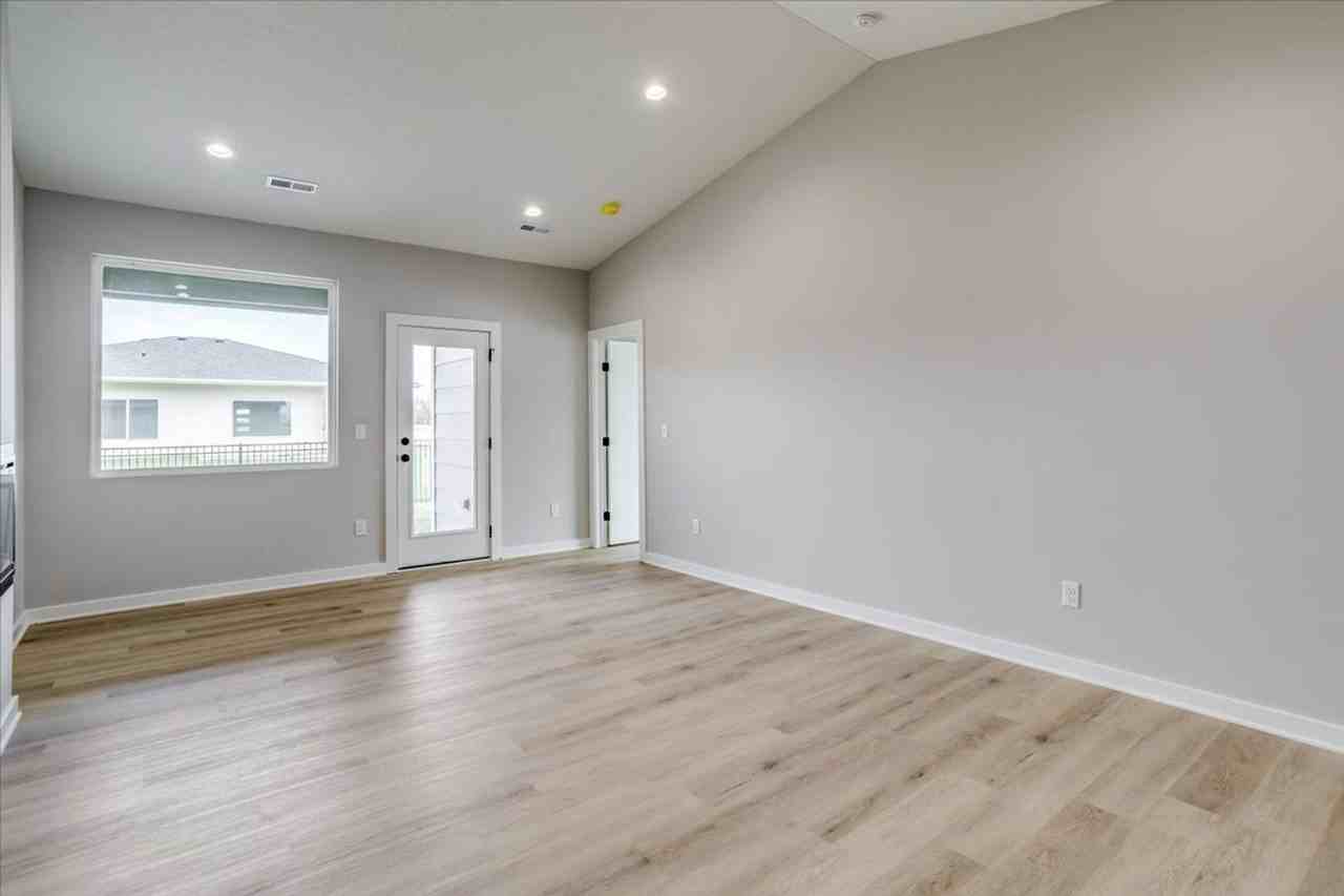 221 N Gowen St - Photo 5 of 31