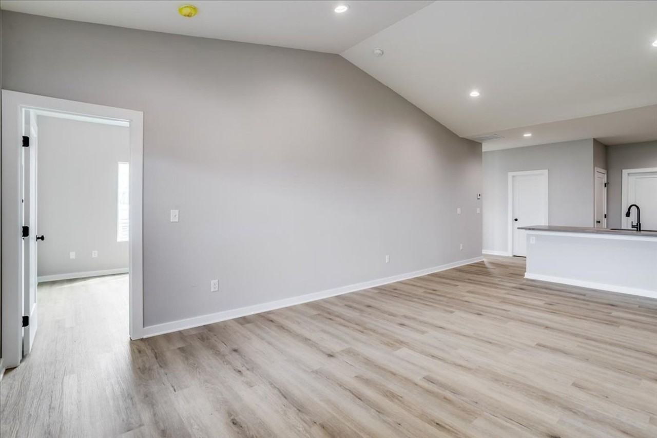 221 N Gowen St - Photo 6 of 31