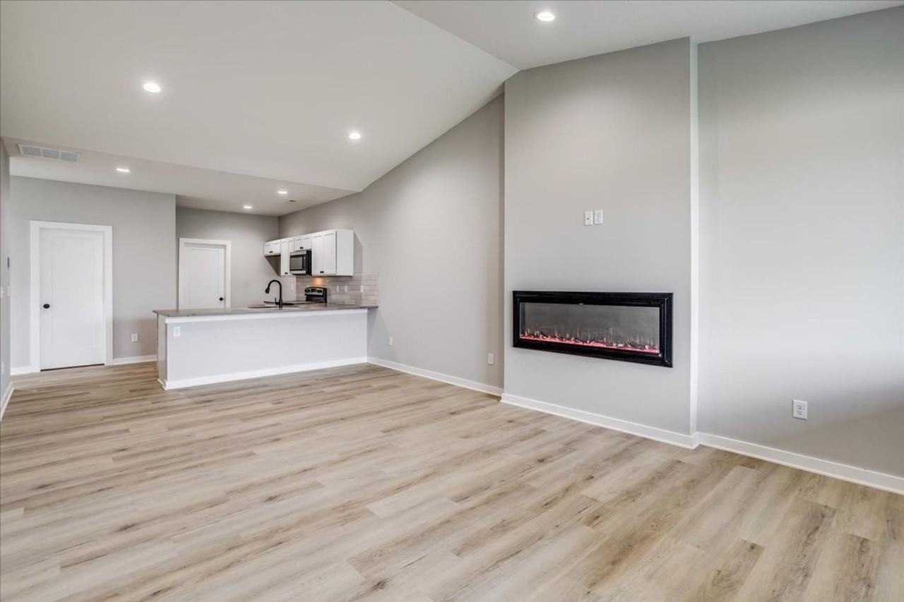 221 N Gowen St - Photo 7 of 31