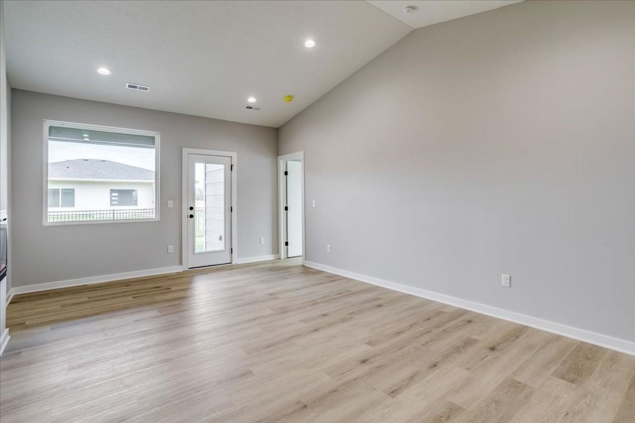 163 N Gowen St - Photo 4 of 30