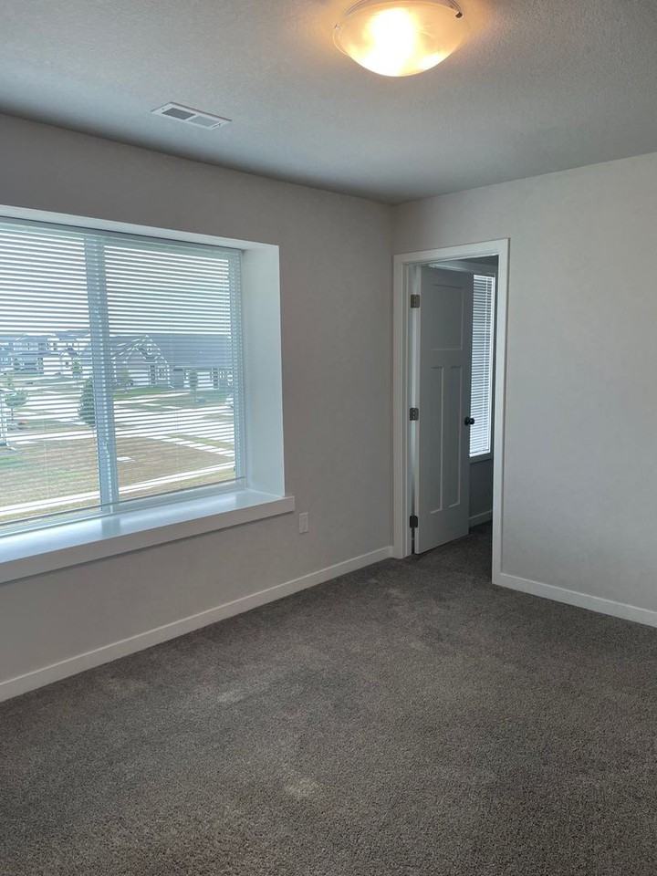 4632 167th St - Photo 7 of 11