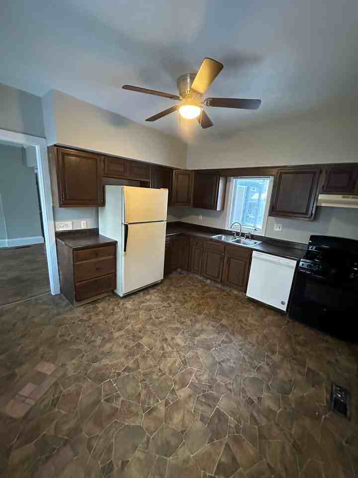 684 W Broad St - Photo 2 of 9