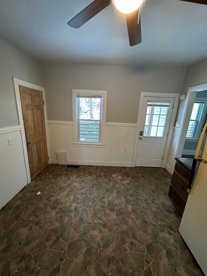 684 W Broad St - Photo 3 of 9