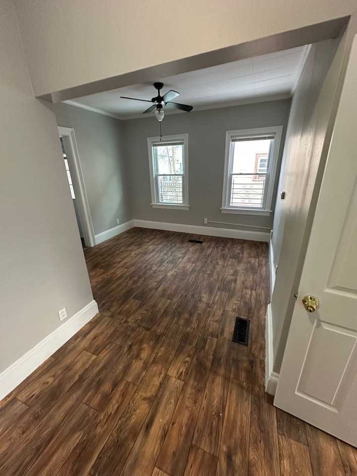 684 W Broad St - Photo 6 of 9