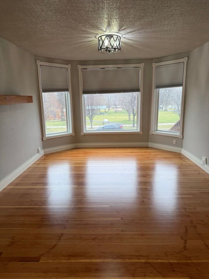 409 Nw Despain Ave - Photo 2 of 25