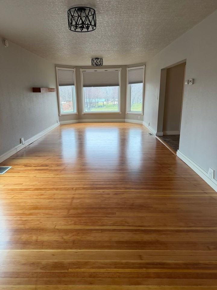 409 Nw Despain Ave - Photo 3 of 25