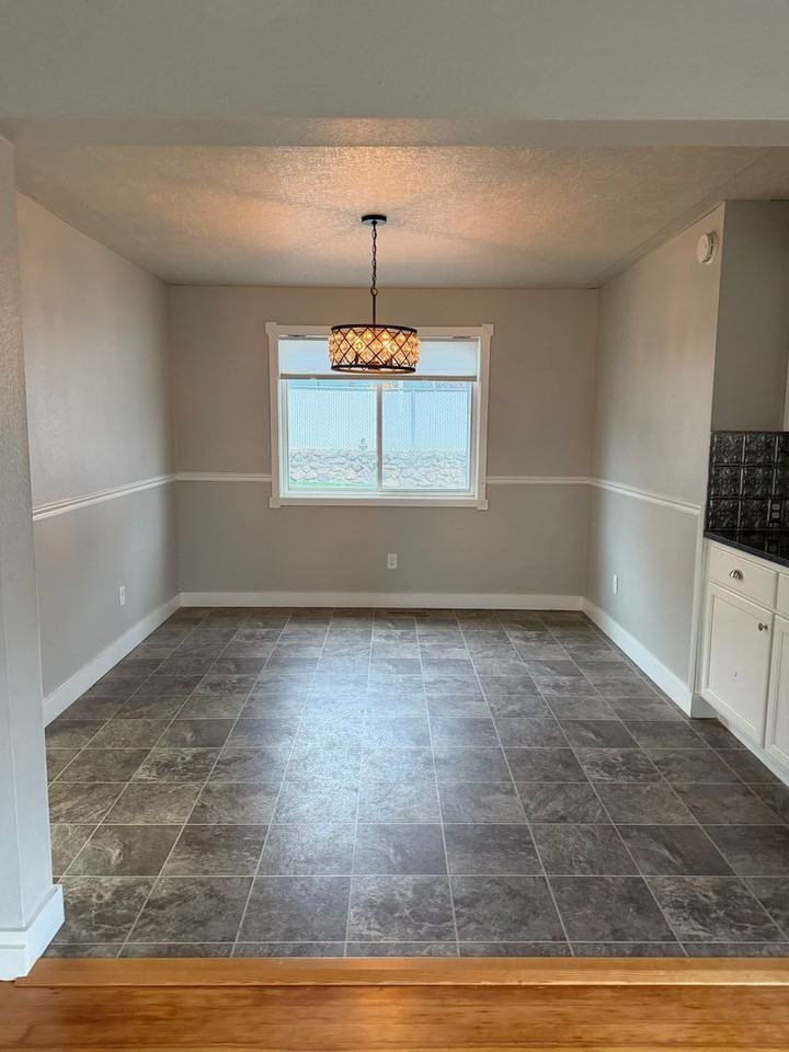 409 Nw Despain Ave - Photo 4 of 25