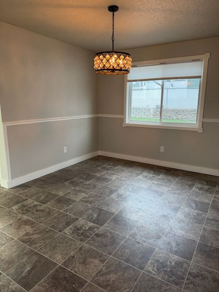 409 Nw Despain Ave - Photo 5 of 25