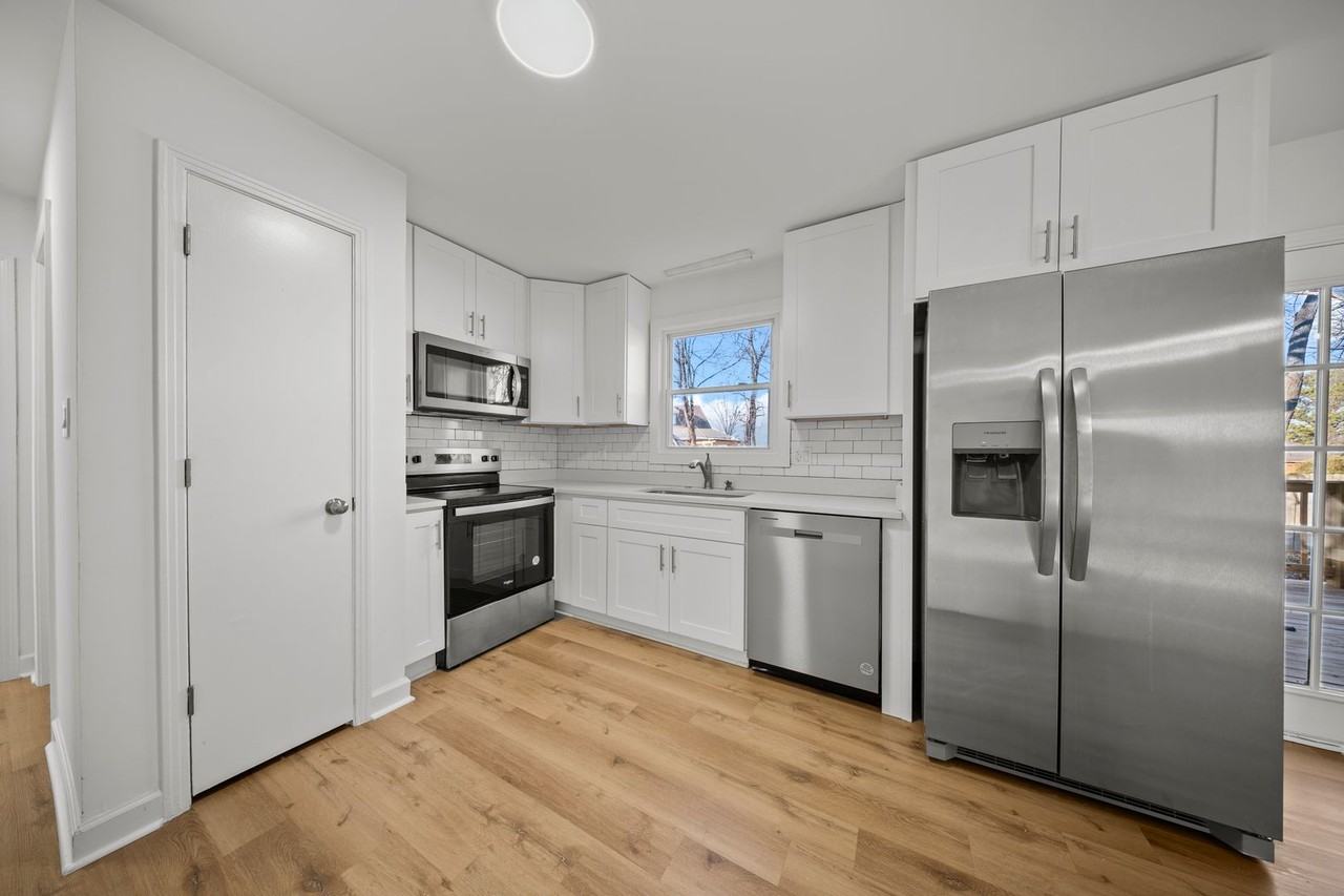 371 Manorstone Ln - Photo 6 of 37