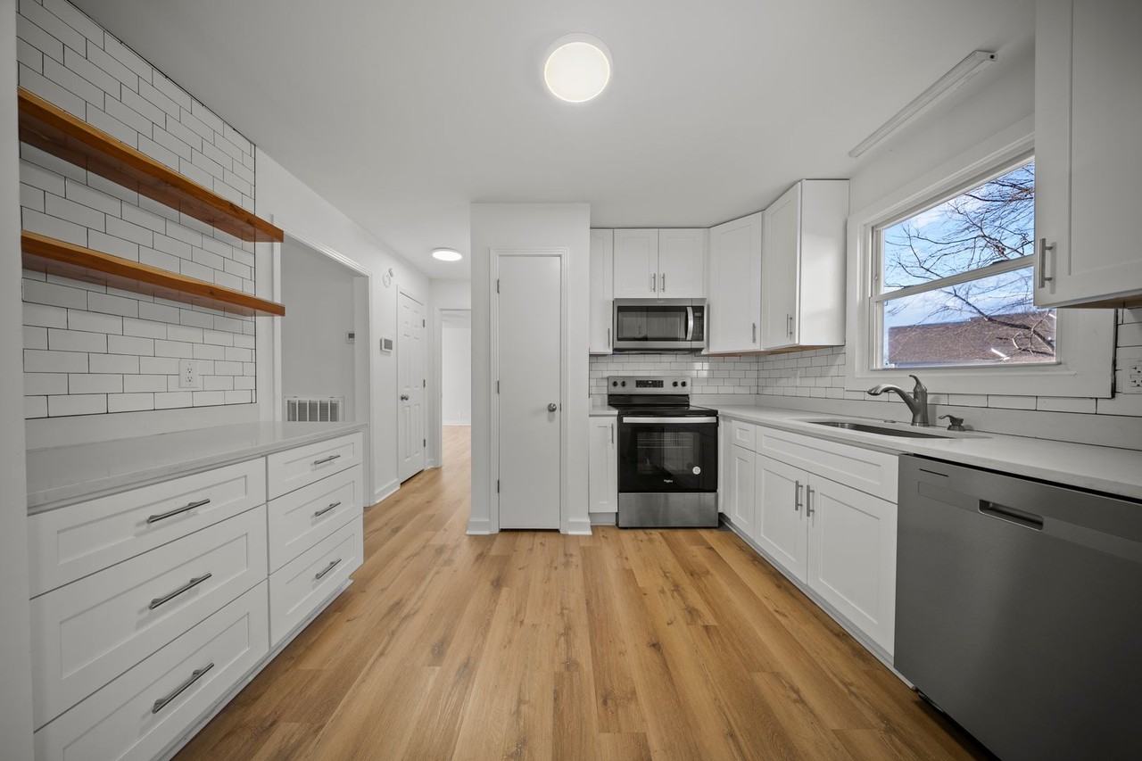 371 Manorstone Ln - Photo 7 of 37