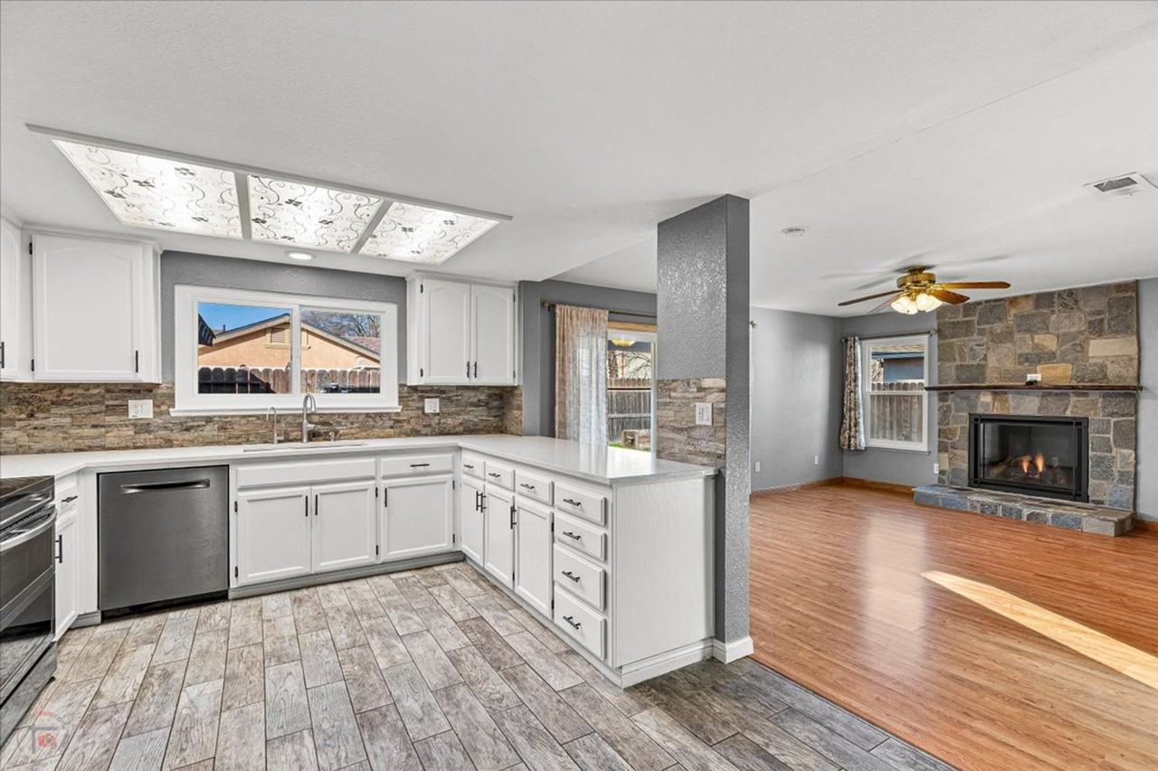 833 Mackilhaffy Dr - Photo 3 of 10