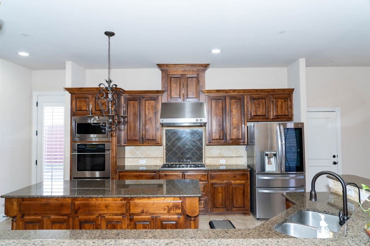 1836 Walnut Springs Dr - Photo 7 of 49