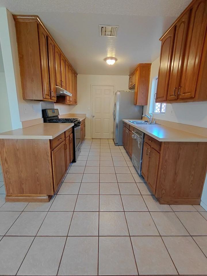 738 Brentwood Ave - Photo 4 of 18