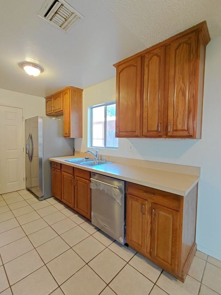 738 Brentwood Ave - Photo 5 of 18