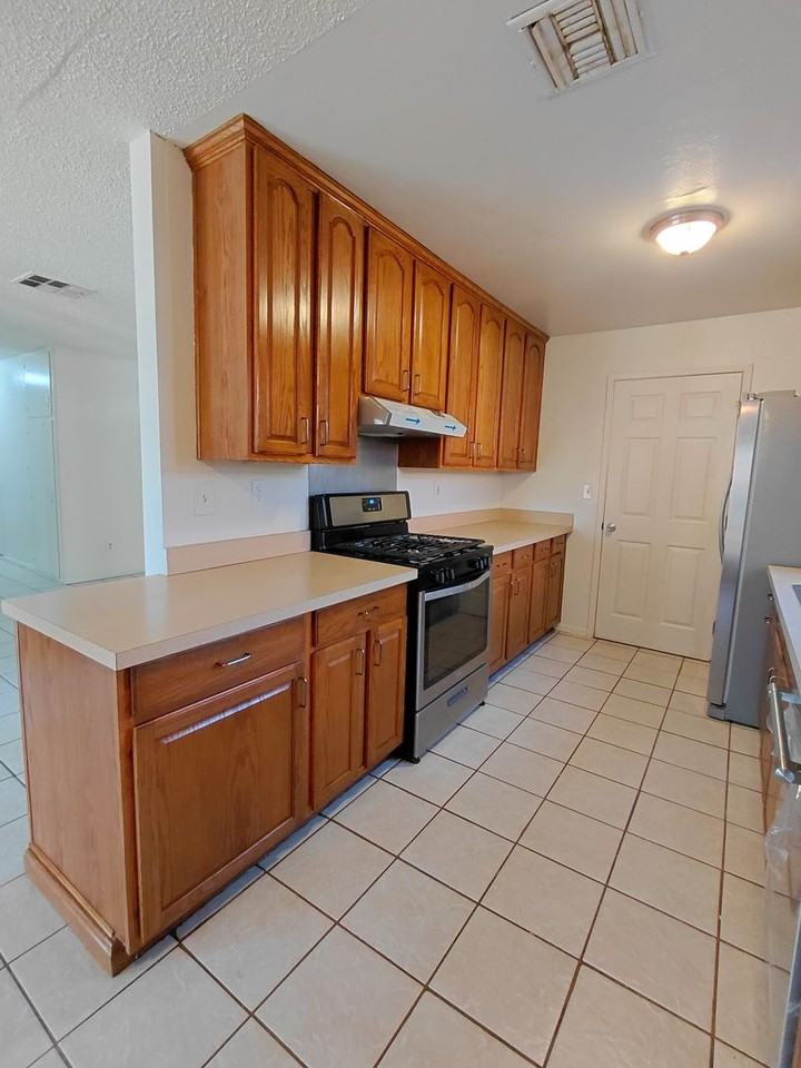 738 Brentwood Ave - Photo 6 of 18