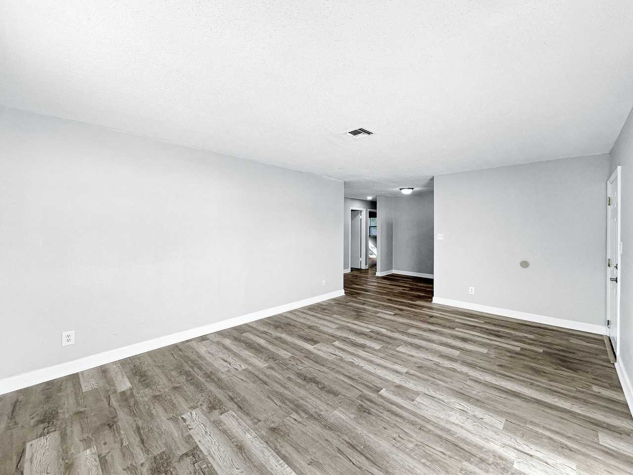 7810 64th St N - Photo 4 of 15