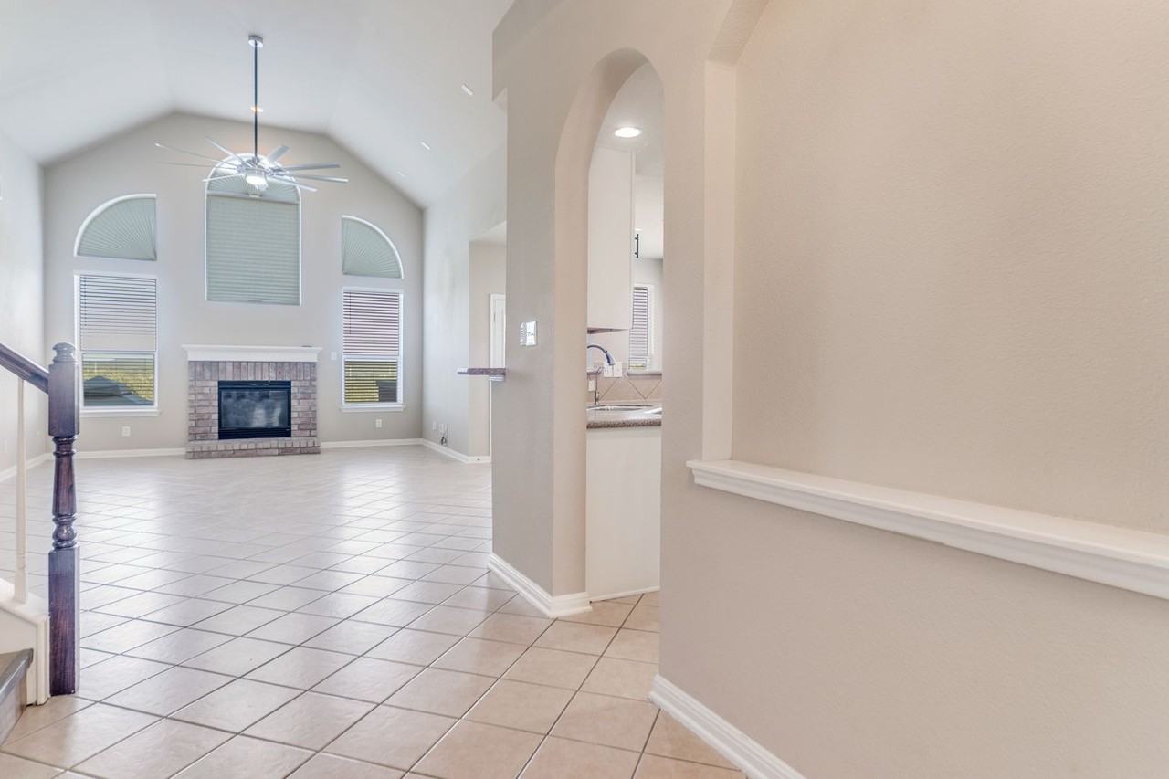 21527 Beaver Brk - Photo 5 of 36