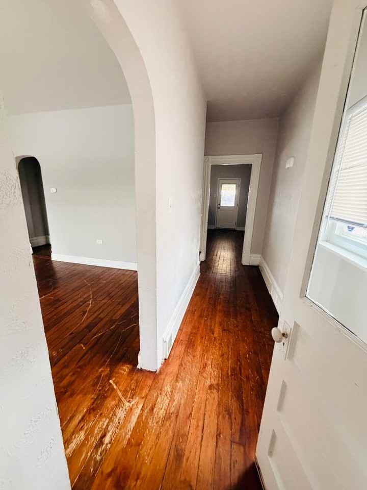 2437 Cobden St - Photo 2 of 20