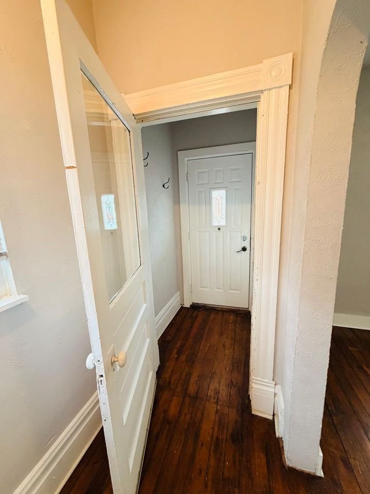 2437 Cobden St - Photo 3 of 20