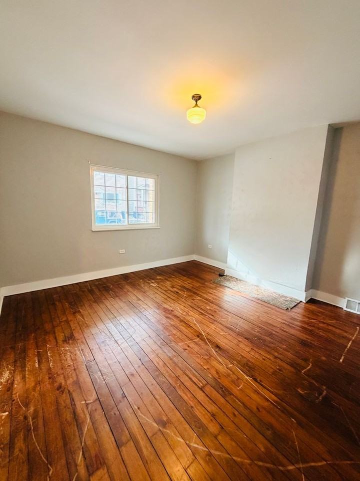 2437 Cobden St - Photo 4 of 20