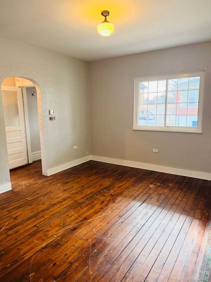 2437 Cobden St - Photo 5 of 20