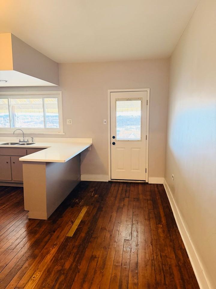 2437 Cobden St - Photo 6 of 20