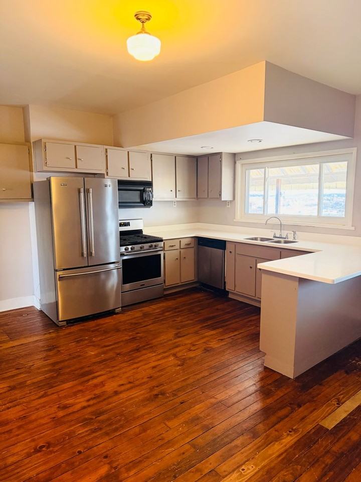 2437 Cobden St - Photo 7 of 20