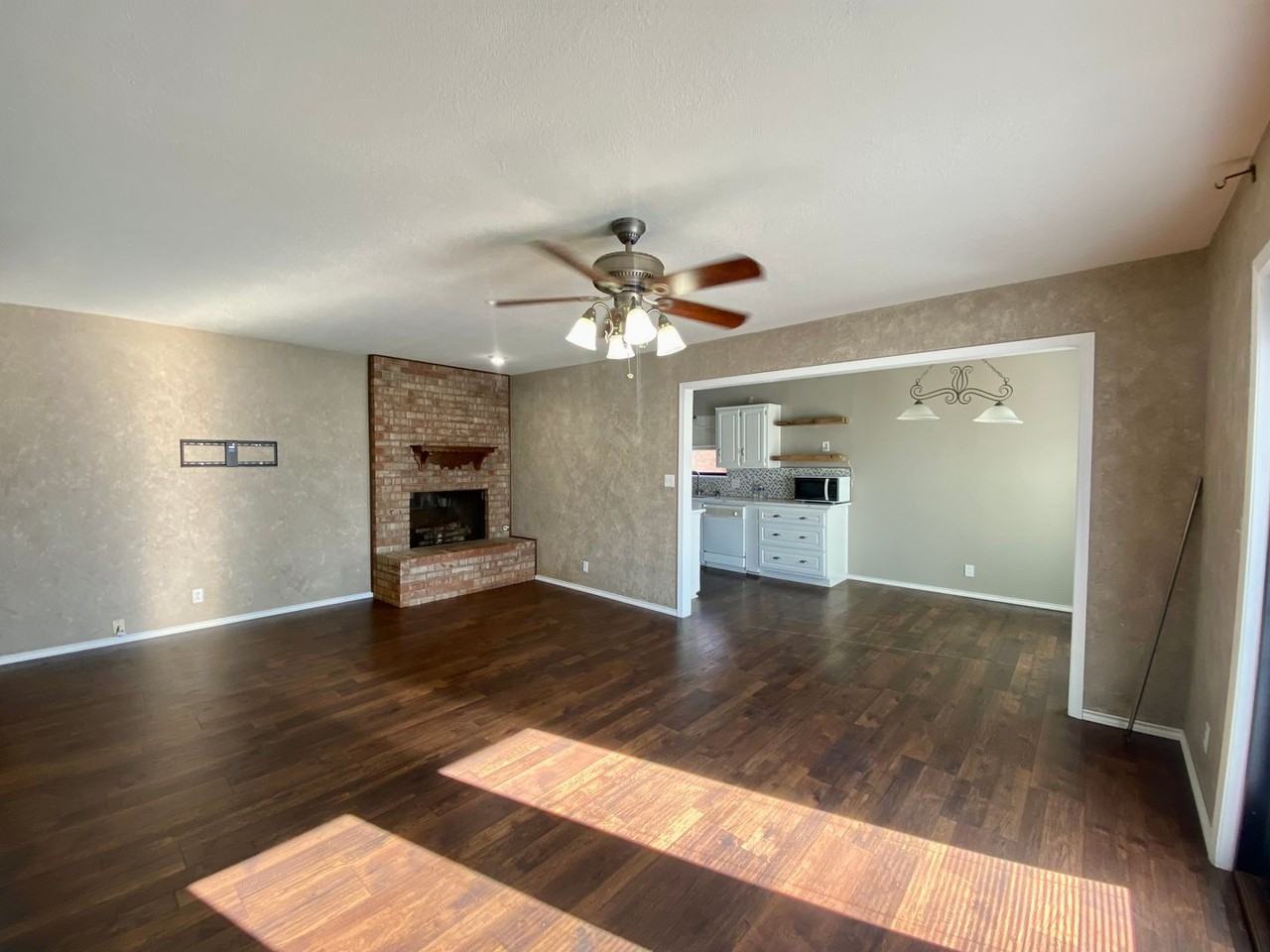 5517 Fountain Head Dr - Photo 2 of 10