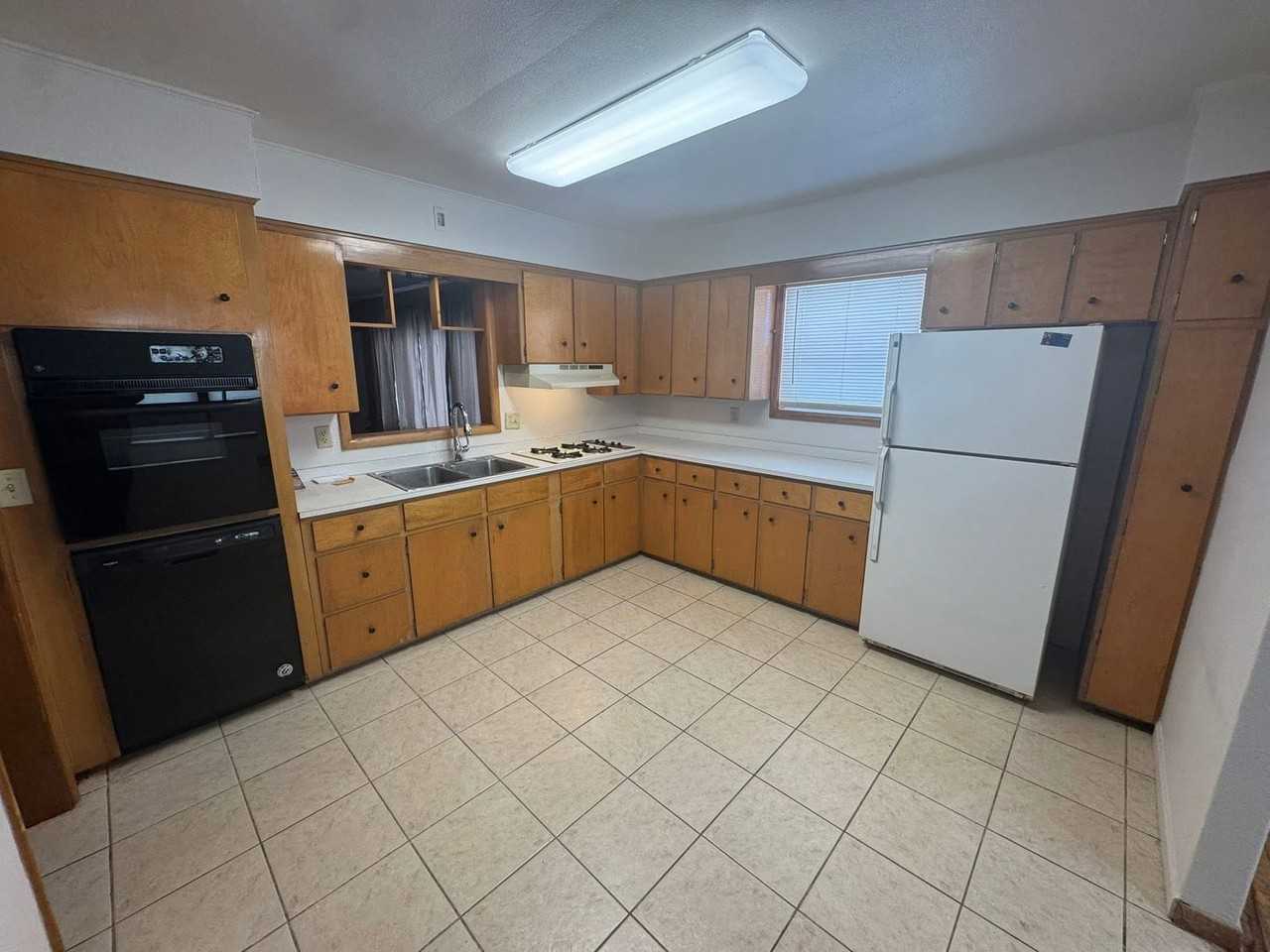 934 S 28th St - Photo 3 of 11