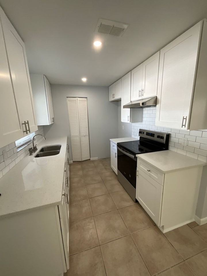 1379 Burnley Ct - Photo 5 of 23