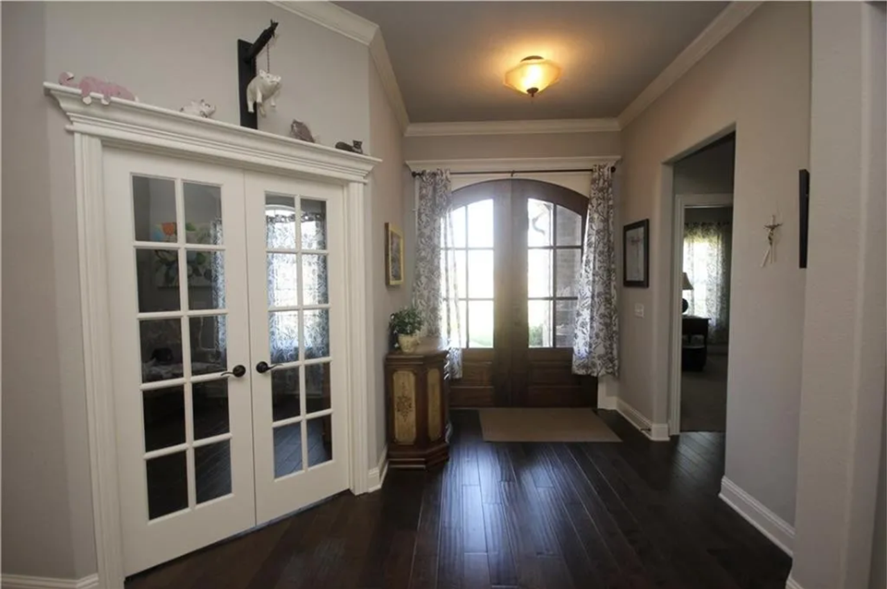 1919 Sicily Ave - Photo 3 of 10