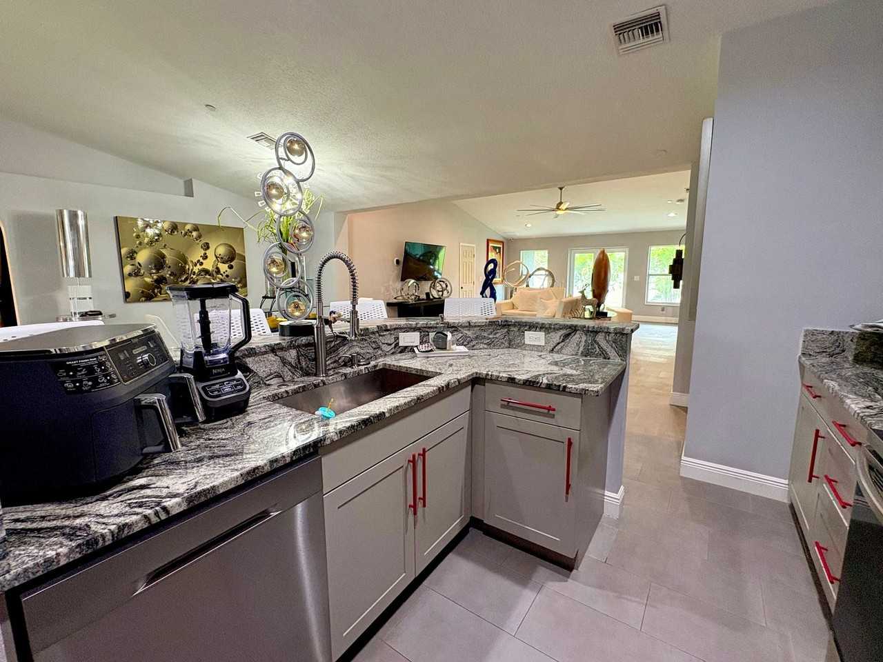 2450 Sw Cameo Blvd - Photo 4 of 15