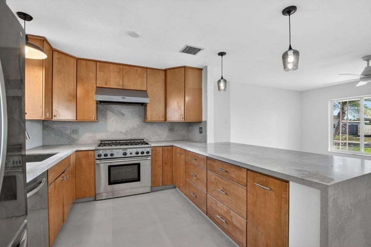 467 Ne 31st St - Photo 2 of 28