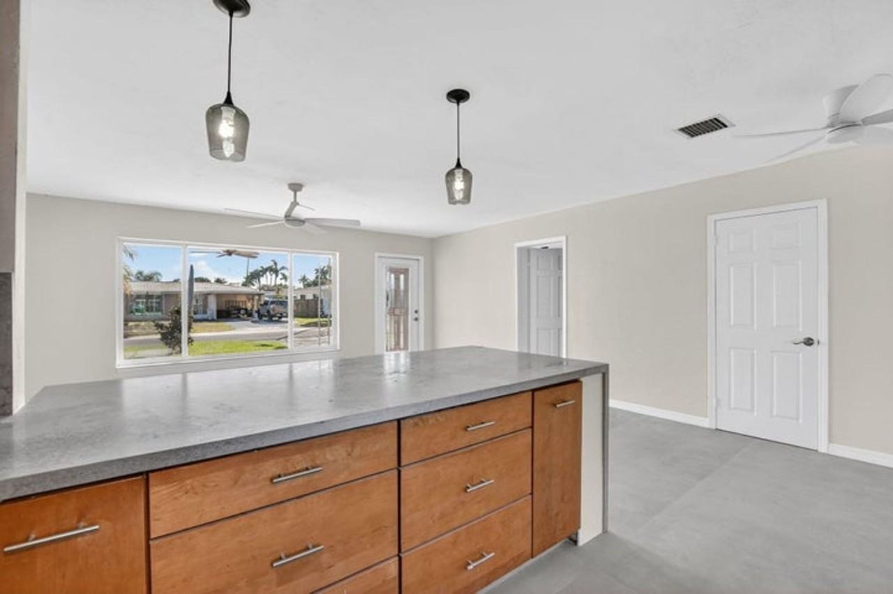 467 Ne 31st St - Photo 3 of 28