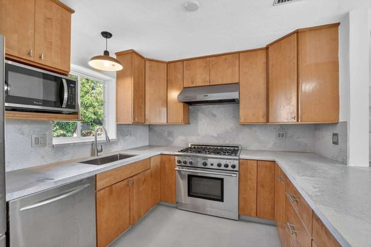 467 Ne 31st St - Photo 4 of 28