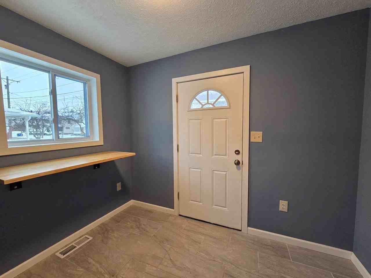 255 E 9th St - Photo 4 of 19