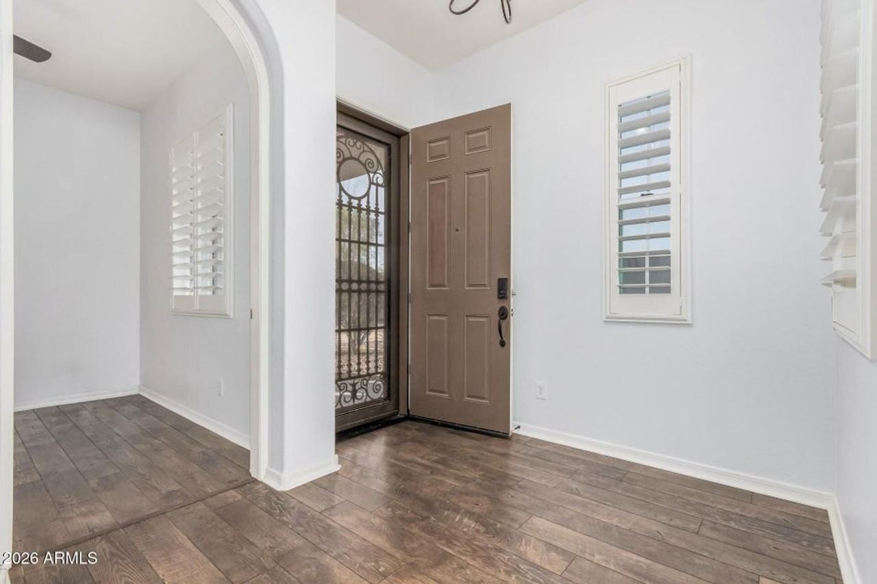 836 E Gary Ln - Photo 3 of 40