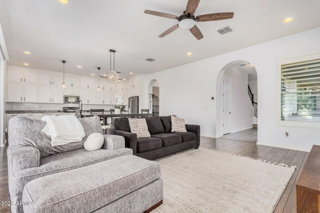 836 E Gary Ln - Photo 4 of 40