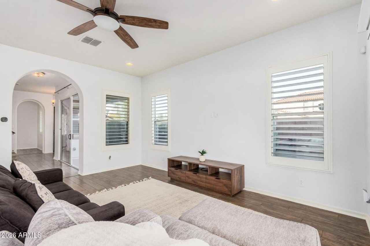 836 E Gary Ln - Photo 5 of 40