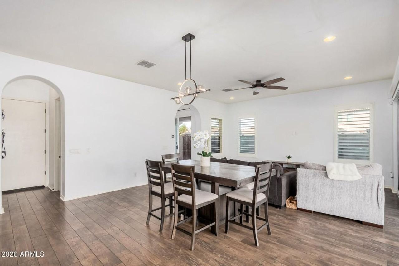 836 E Gary Ln - Photo 6 of 40