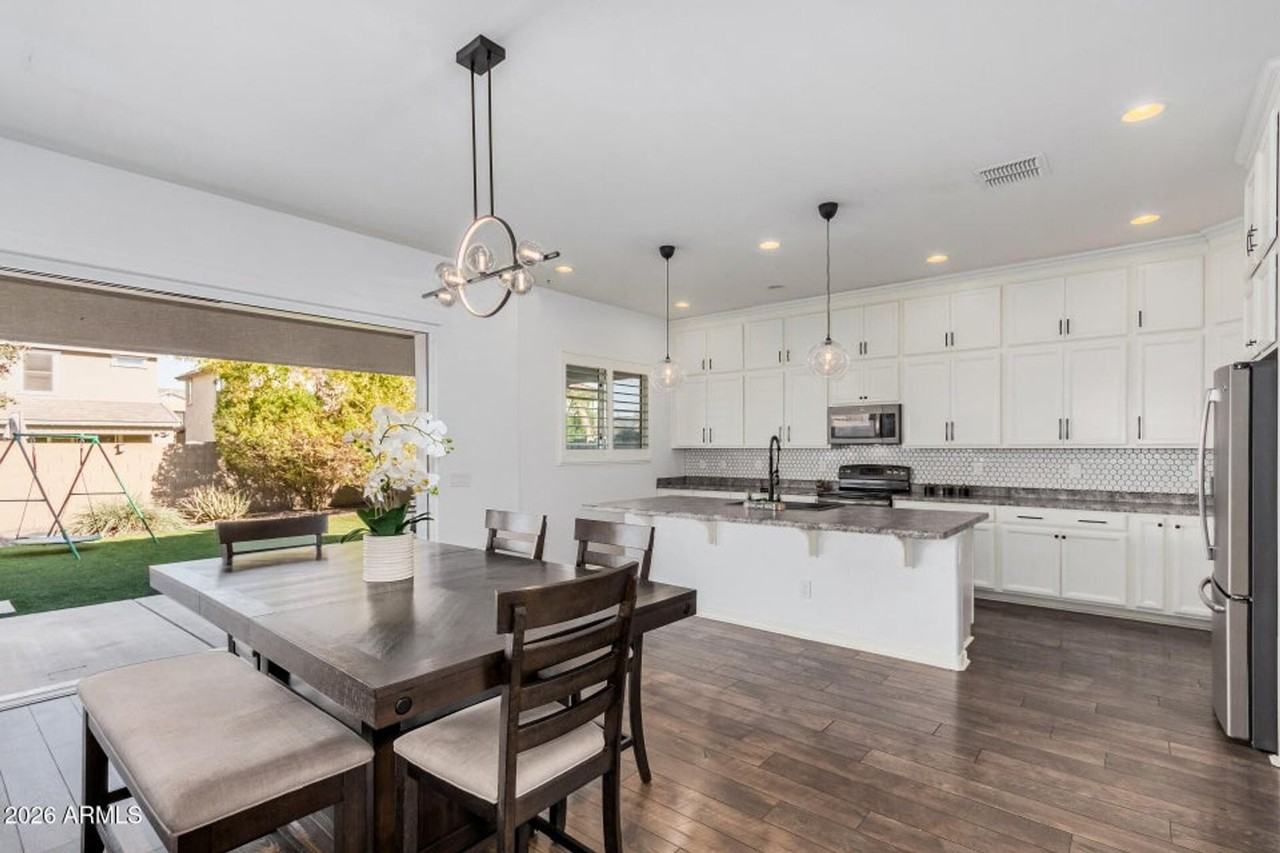 836 E Gary Ln - Photo 7 of 40