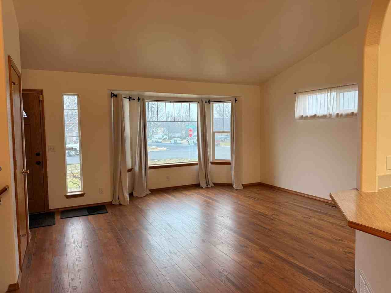 8104 N Ainsworth Dr - Photo 2 of 23