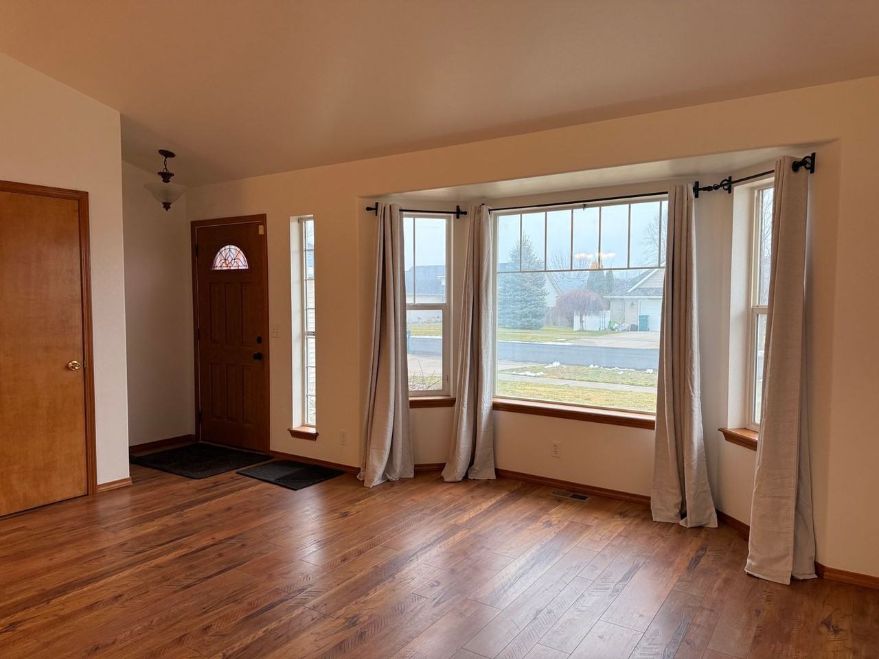 8104 N Ainsworth Dr - Photo 3 of 23