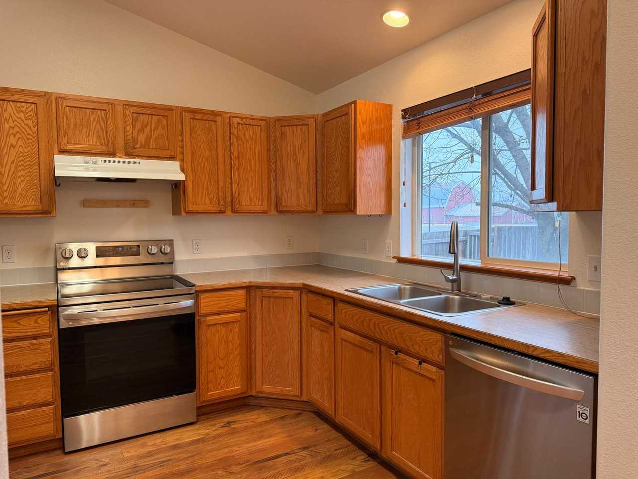 8104 N Ainsworth Dr - Photo 5 of 23