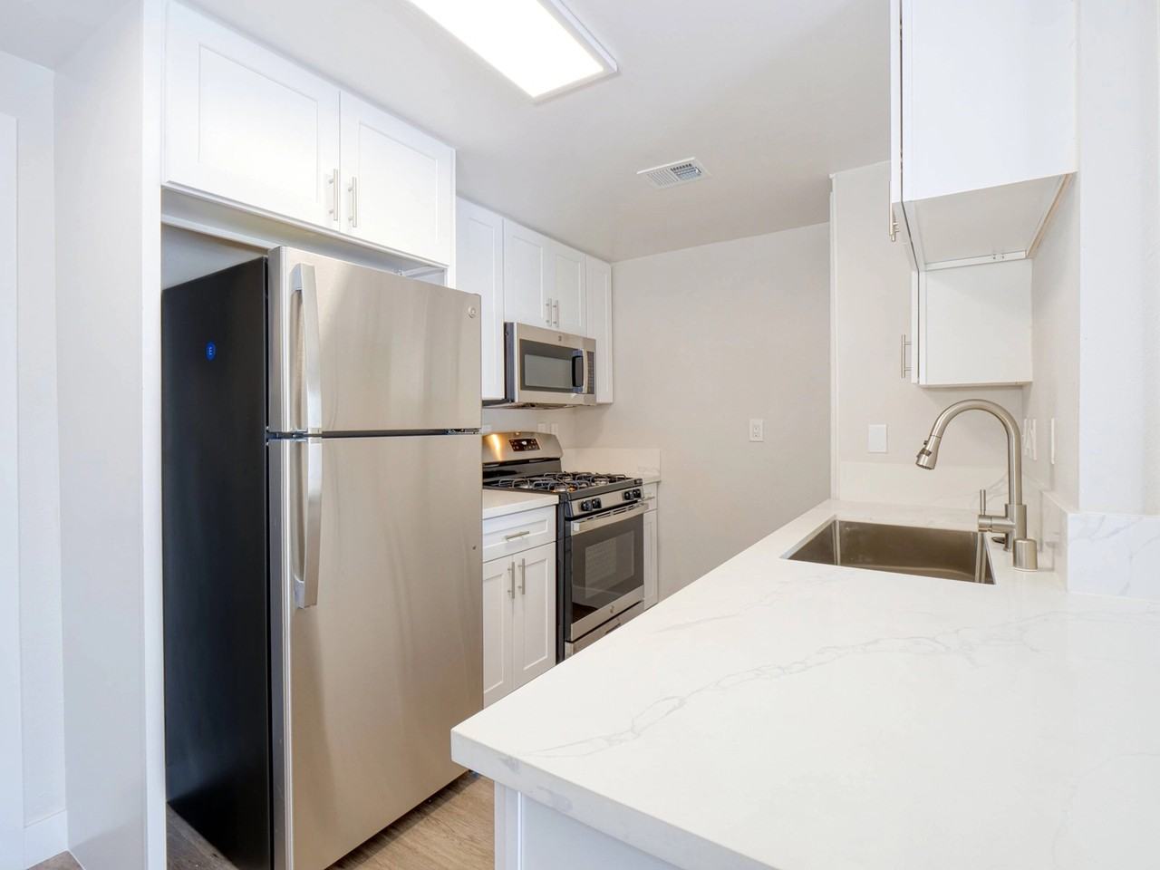 11208 S Western Ave - Photo 5 of 23