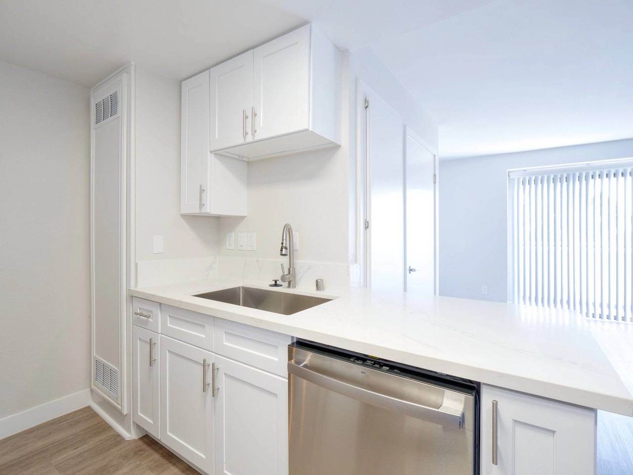 11208 S Western Ave - Photo 7 of 23