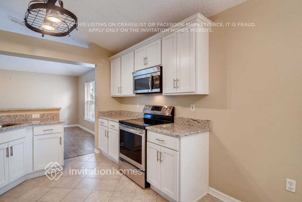 3902 Upmann Dr - Photo 3 of 10